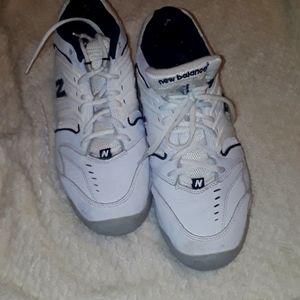 NEW BALANCE LEATHER SNEAKERS